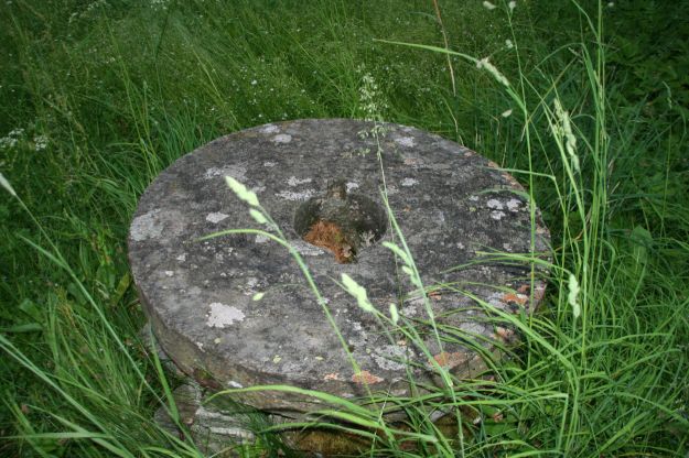 kvernstein på bakken, gress