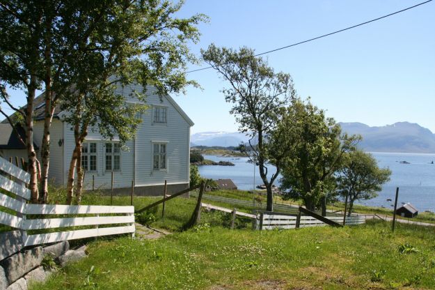 hvitt trehus, gress, hvitt gjerde