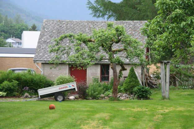 gressm lavt murhus med skifer