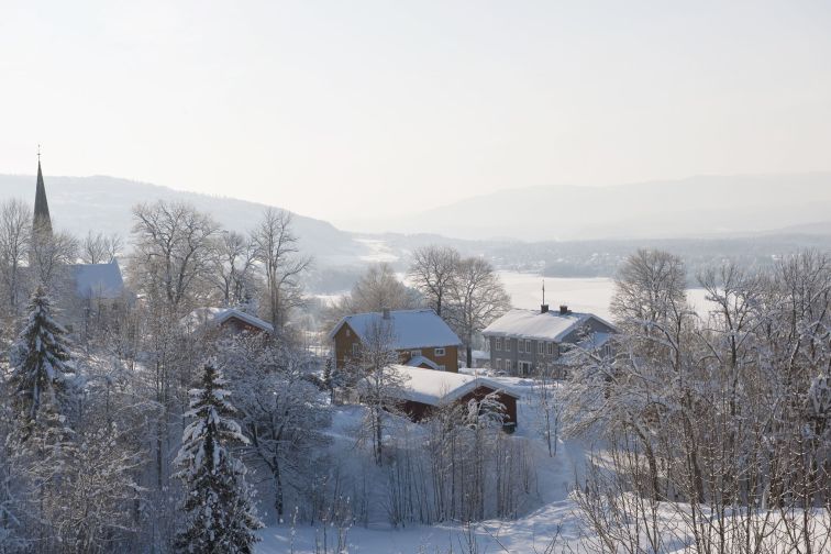 Oversiktsbilde av Modum prestegård med mye snø