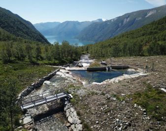 Naturlandskap med vannkraftverk.