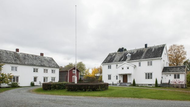 Verdal Prestegård. Vei inn til to hvite trehus med hage