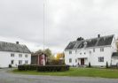 Verdal Prestegård. Vei inn til to hvite trehus med hage