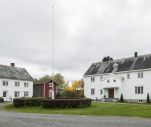 Verdal Prestegård. Vei inn til to hvite trehus med hage