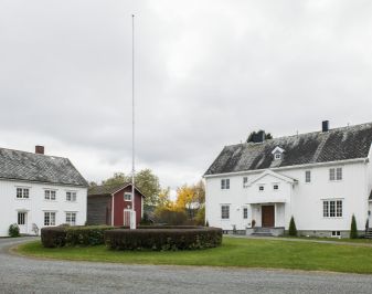 Verdal Prestegård. Vei inn til to hvite trehus med hage