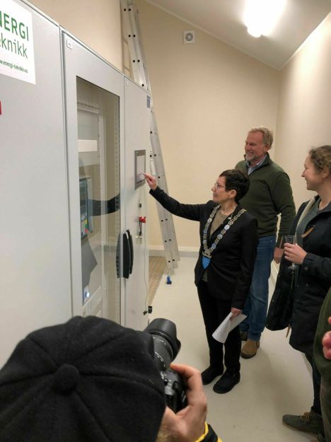 Åpning av Hellifossen kraftverk, hvor ordfører trykker på knappen