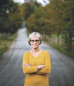 Ordfører Randi Eek Thorsen i gul genser på landevei