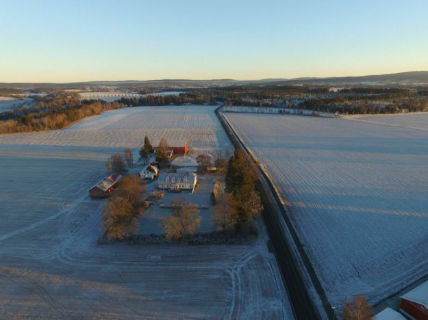 Dronebilde av Sørum prestegård.
