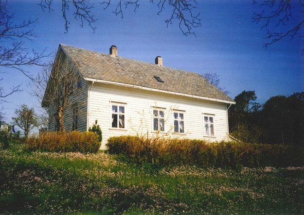 Gammelt hvitmalt trehus fra attenhundretallet