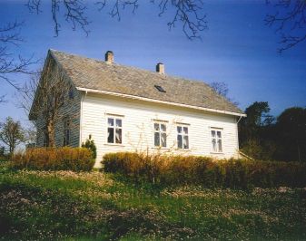 Gammelt hvitmalt trehus fra attenhundretallet