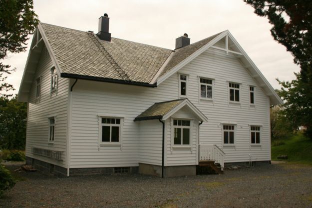 Hvitmalt trehus fra tidlig nittenhundretall