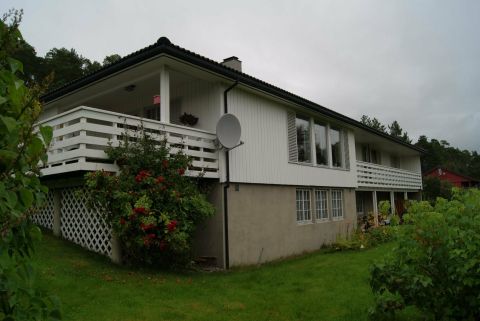 Nyere enebolig fra åttitallet