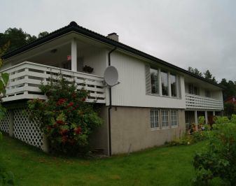 Nyere enebolig fra åttitallet