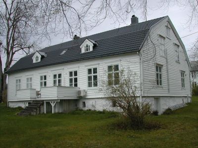 Storslått hvitt trehus fra attenhundretallet