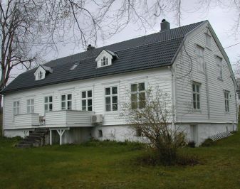 Storslått hvitt trehus fra attenhundretallet