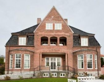 Storslått rødt teglsteinshus i herregårdsstil