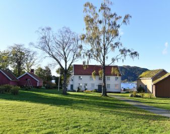 Hvitmalt bygg med tun omkring