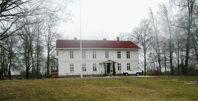 Nyere, hvit trebygning. Ikke fredet