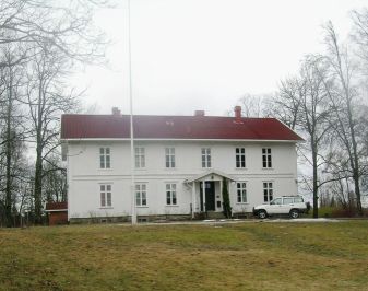 Nyere, hvit trebygning. Ikke fredet