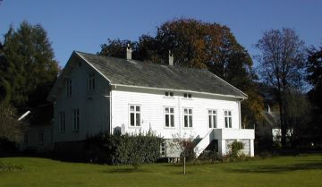 Hvitmalt bustad frå seint attenhundretal