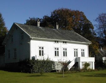 Hvitmalt bustad frå seint attenhundretal