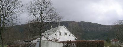 Gamal kvitmalt bustad frå attenhundretalet