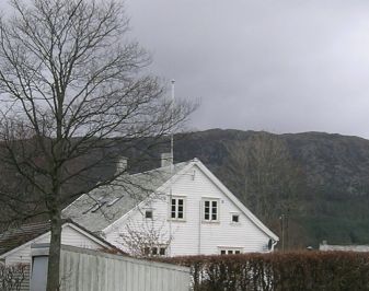 Gamal kvitmalt bustad frå attenhundretalet