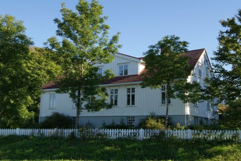 Storslått hvit trebygning fra midten av attenhundretallet