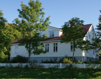 Storslått hvit trebygning fra midten av attenhundretallet