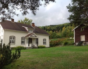 Hus med hage og stabbur på tunet