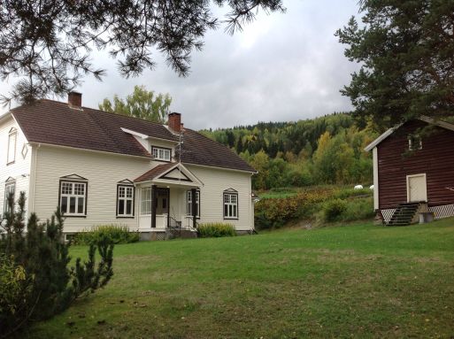 Hus med hage og stabbur på tunet