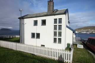 Nyere hvit treetasjes bolig