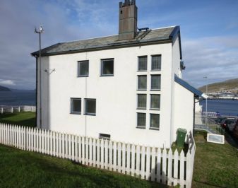 Nyere hvit treetasjes bolig