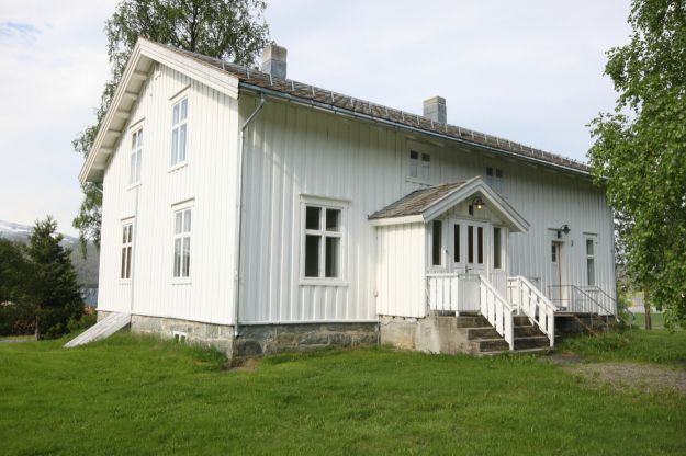 Hvitmalt trebygning fra sent attenhundretall