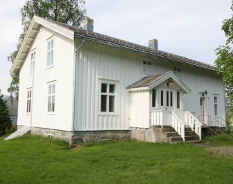 Hvitmalt trebygning fra sent attenhundretall