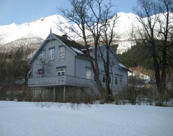 Gråmalt trebygning fra sent attenhundretall