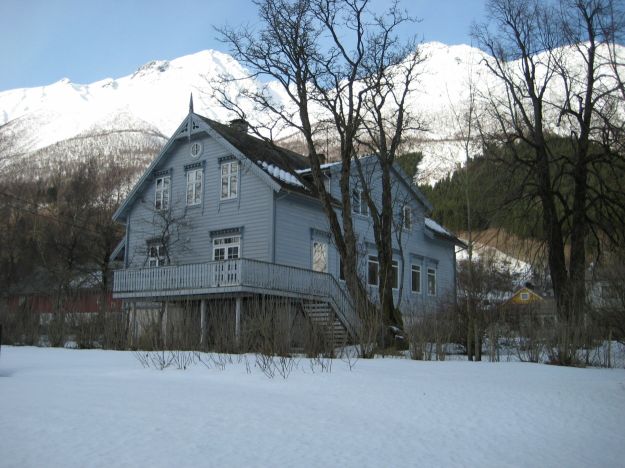 Gråmalt trebygning fra sent attenhundretall