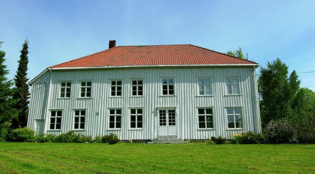 Flott syttenhundretalls trehus med hage