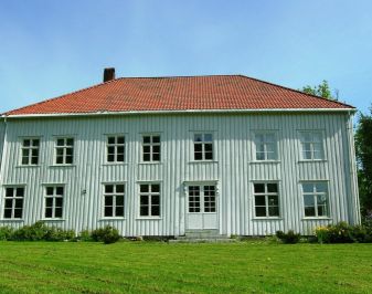 Flott syttenhundretalls trehus med hage