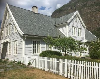 Flott bygg kring i rokokkostil frå tidleg attenhundretal