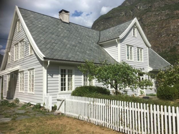 Flott bygg kring i rokokkostil frå tidleg attenhundretal