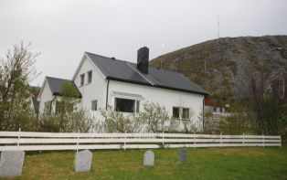 Nyere bolig, hvitmalt i tre