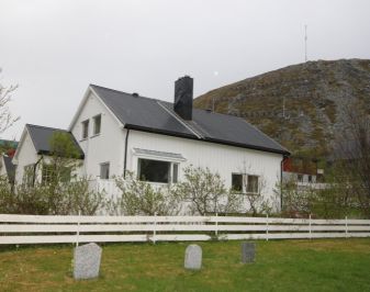 Nyere bolig, hvitmalt i tre