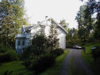 Kvitmalt trehus frå attenhundretalet