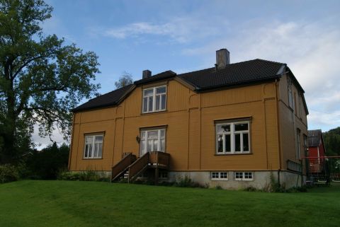 Gul prestebolig bygning Melhus på Varmbo