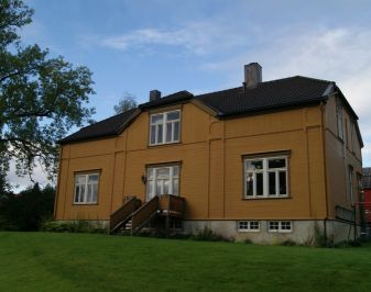 Gul prestebolig bygning Melhus på Varmbo