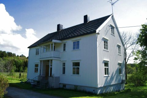 Hvitmalt trehus fra tidlig nittenhundretall