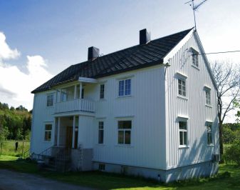 Hvitmalt trehus fra tidlig nittenhundretall