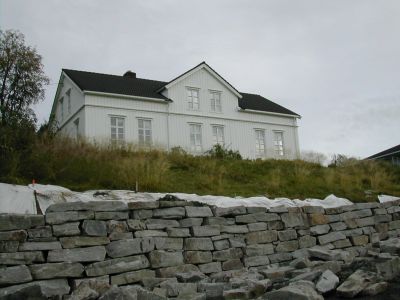 Stor hvitmalt trebygning fra sent attenhundretall