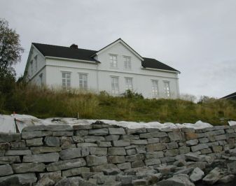 Stor hvitmalt trebygning fra sent attenhundretall